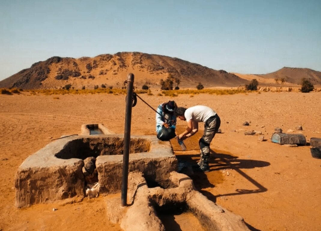Добыча мужчины. Водоснабжение в пустыне. Подземные воды в пустыне. Источник воды в пустыне. Колодец в пустыне.