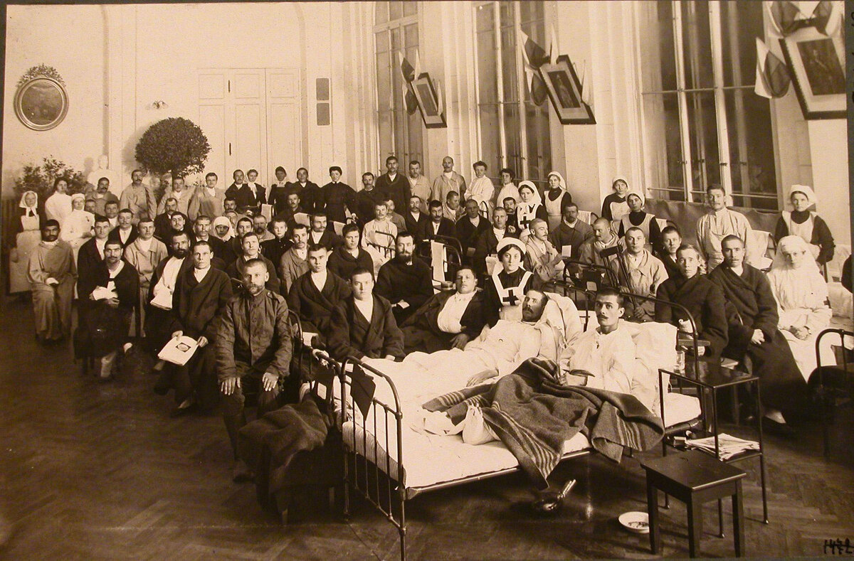 Раненые и сёстры в большой палате лазарета. Петроград