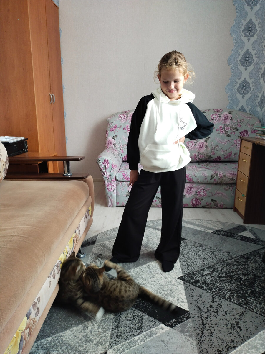 Кофту выбрали в магазине для нищих. Стоит 999 рублей, больше там брать было нечего