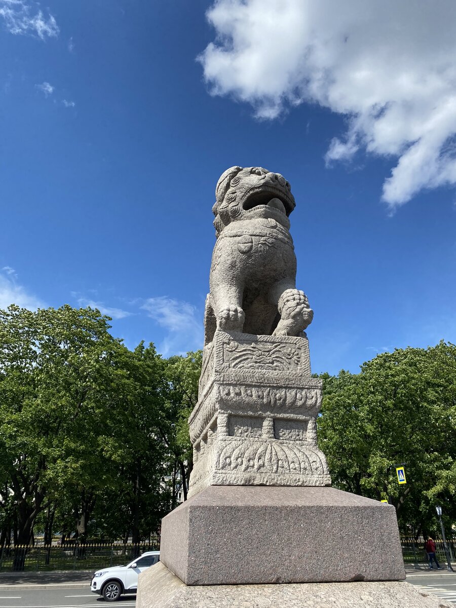 Фото автора: Лев-страж Ши-цза. Петровская набережная.