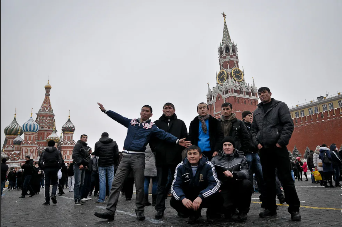 Российский человек. Мигранты на красной площади. Гастарбайтеры на красной площади. Москвич на красной площади. Москвичи люди.