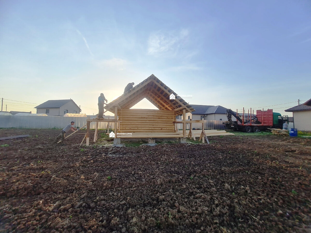 Сруб бани в лапу - проект 4х5 + терраса 2,5 метра. Установлен на заливной фундамент, веранда под столбы