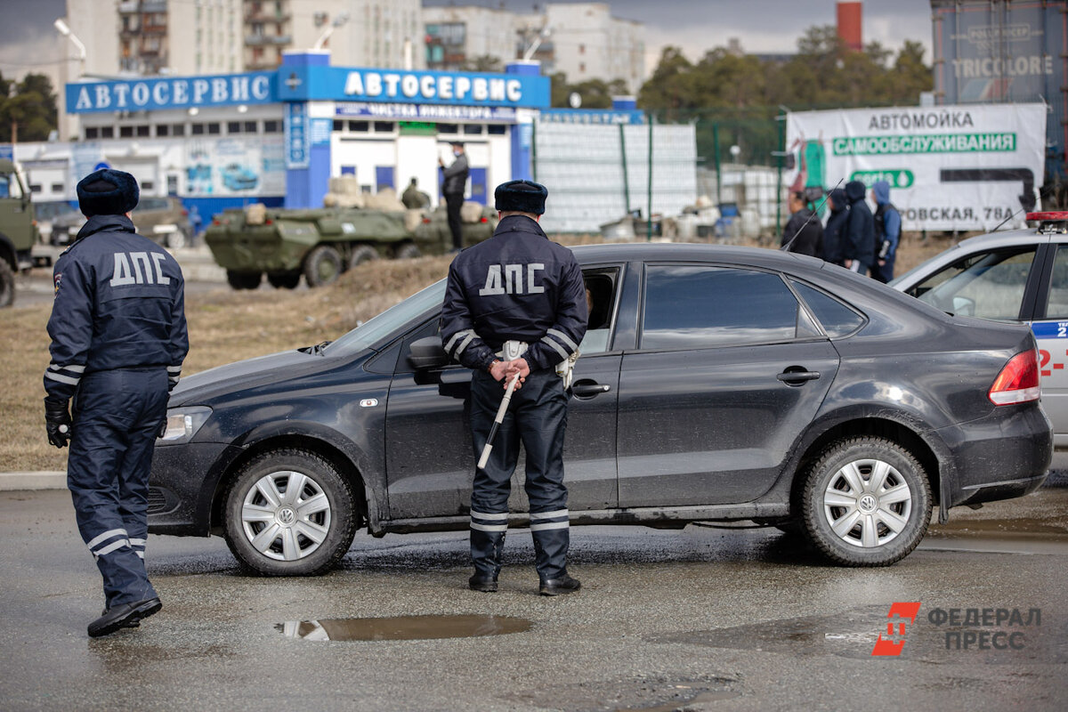 Сотрудники полиции могут произвести осмотр машины, но водитель имеет право отказаться.  Фото: ФедералПресс / Евгений Поторочин