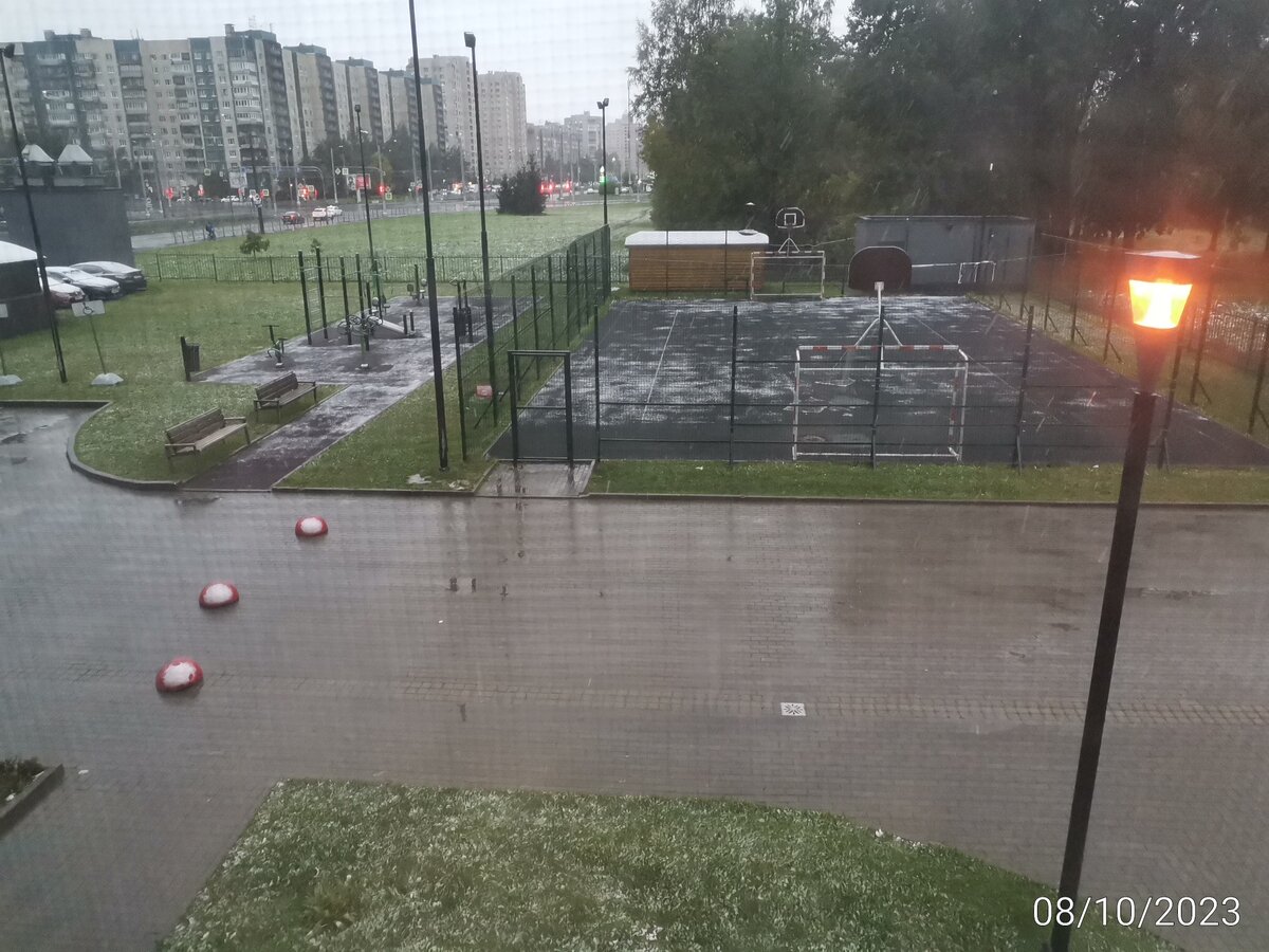 Снег с утра. На поле, на крышах, на машинах