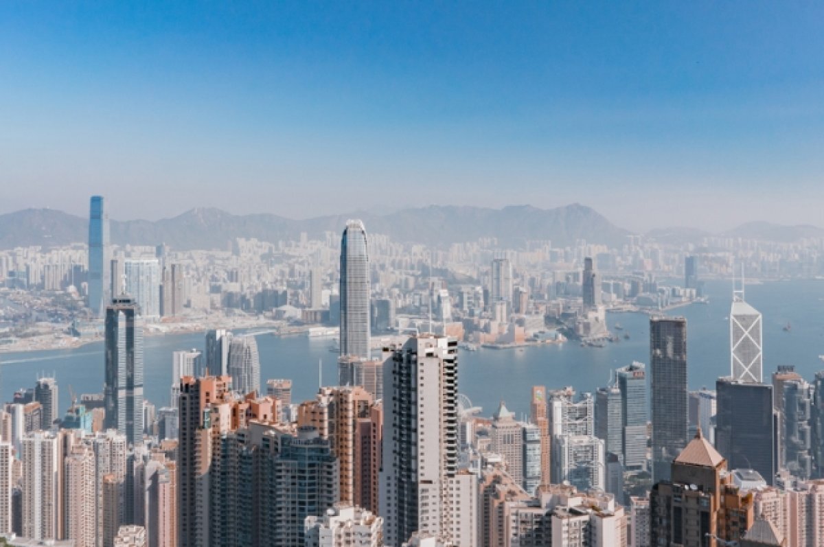    В Гонконге из-за приближения тайфуна отменили занятия в школах и авиарейсы