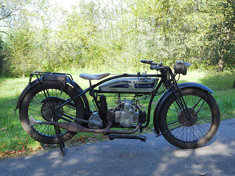 Английский классический мотоцикл Douglas модели EW 350 De Luxe 1927 года выпуска из коллекции Андрея Мятиева. 