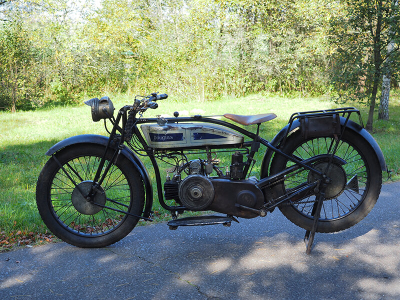 Английский классический мотоцикл Douglas модели EW 350 De Luxe 1927 года выпуска из коллекции Андрея Мятиева. 