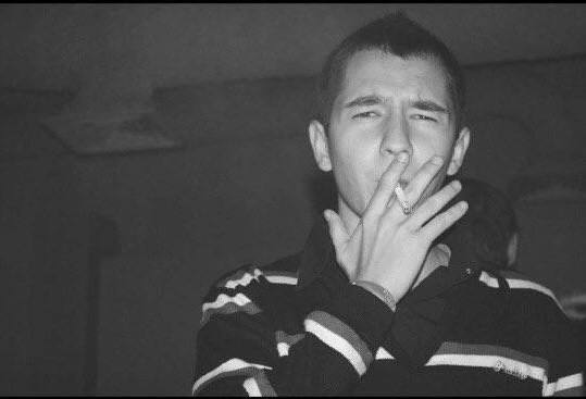 Фотка провисела в профиле на DRIVE2 10 лет (менять я ее не стал). Здесь мне лет 16-17. 