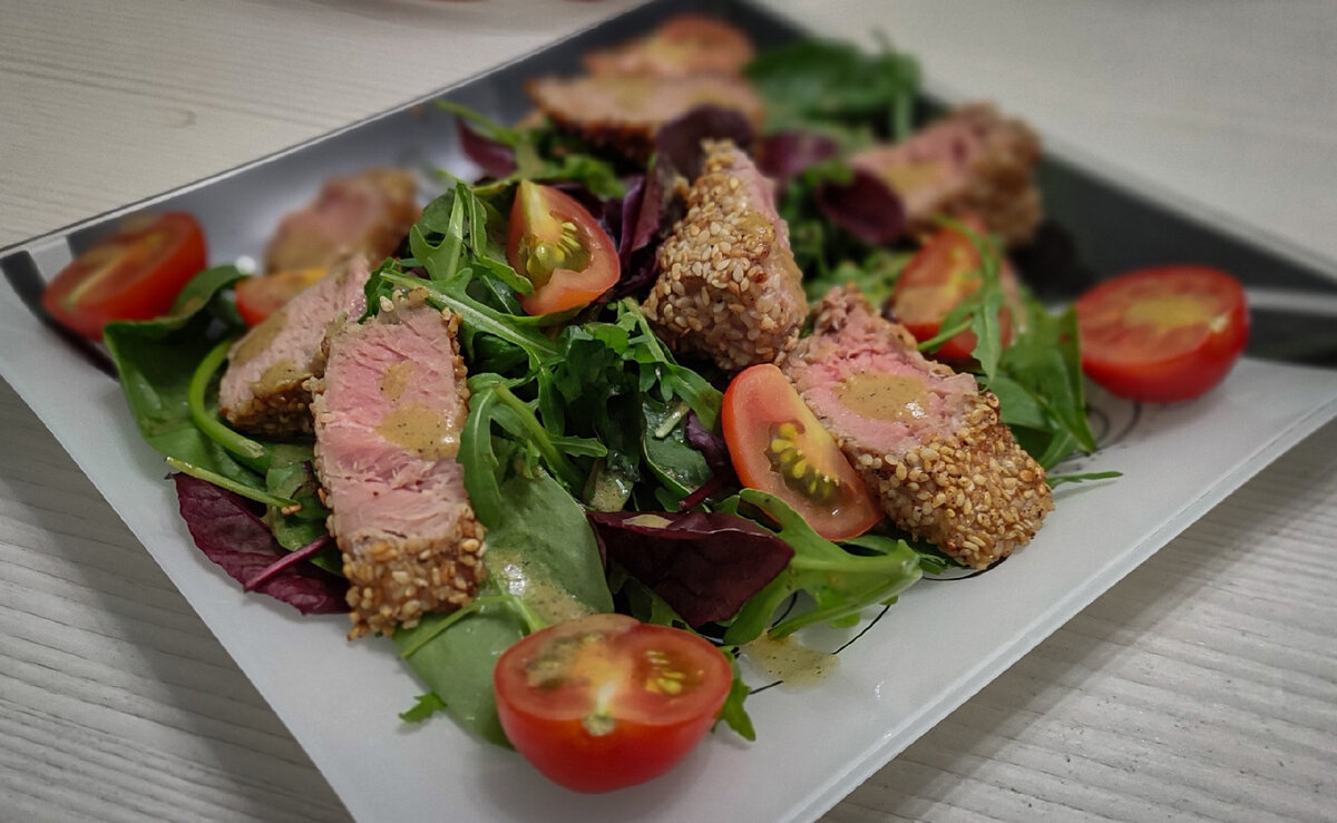 Рыба. Для одних всего лишь продукт. Для других - дОбыча. Для третьих - источник эмоций. Большую часть из той, что я ловлю в наших водоёмах - отпускаю обратно. На стол предпочитаю не столько заморскую (кстати, тунца на первом фото, с недавнего времени начали ловить в районе Сахалина, чего раньше не было), сколько с понятным мне происхождением. Благо выбор есть.