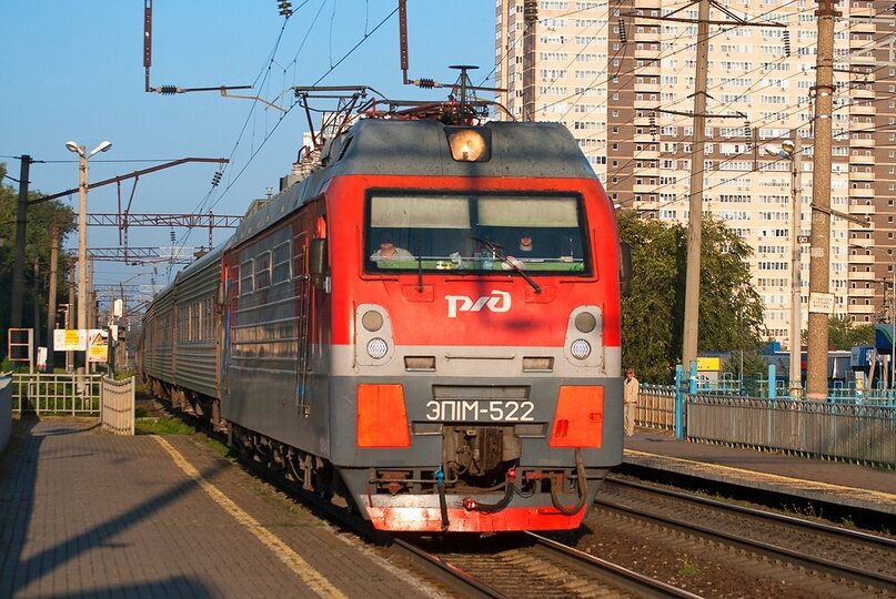 ЭП1М-522 (ТЧЭ-3 Россошь, ЮВЖД) со скорым поездом №33 Владикавказ-Москва (и дремлющим «пассажиром» Марко, едущим в Лихую), перегон Зоологический Сад - Ростов-Товарный, 17 сентября 2023 г.