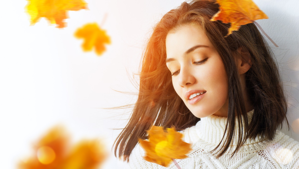 Особенности ухода за волосами осенью. Autumn hairy. Прическа с листьями в волосах осень. Фотосессия с листьями. Рыжая девушка с листом.