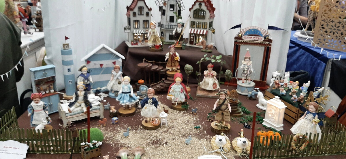 Экспозиция "Кукольный городок" с пристанью, цирком и домиками.