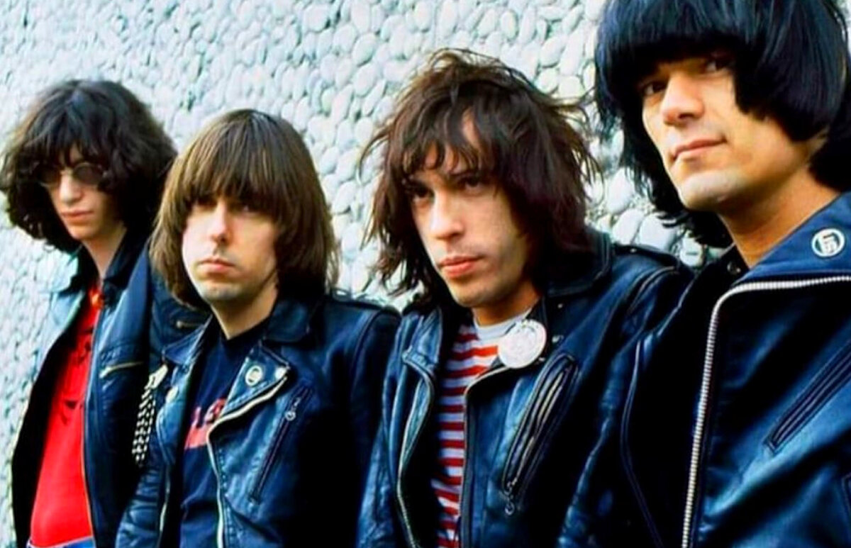 Не уметь играть тоже нужно уметь! Став свидетелем репетиции юных, неоперившихся Ramones, вокалист New York Dolls Дэвид Йохансен, смеясь, предложил гитаристу Джонни Рамону немедленно распустить группу.