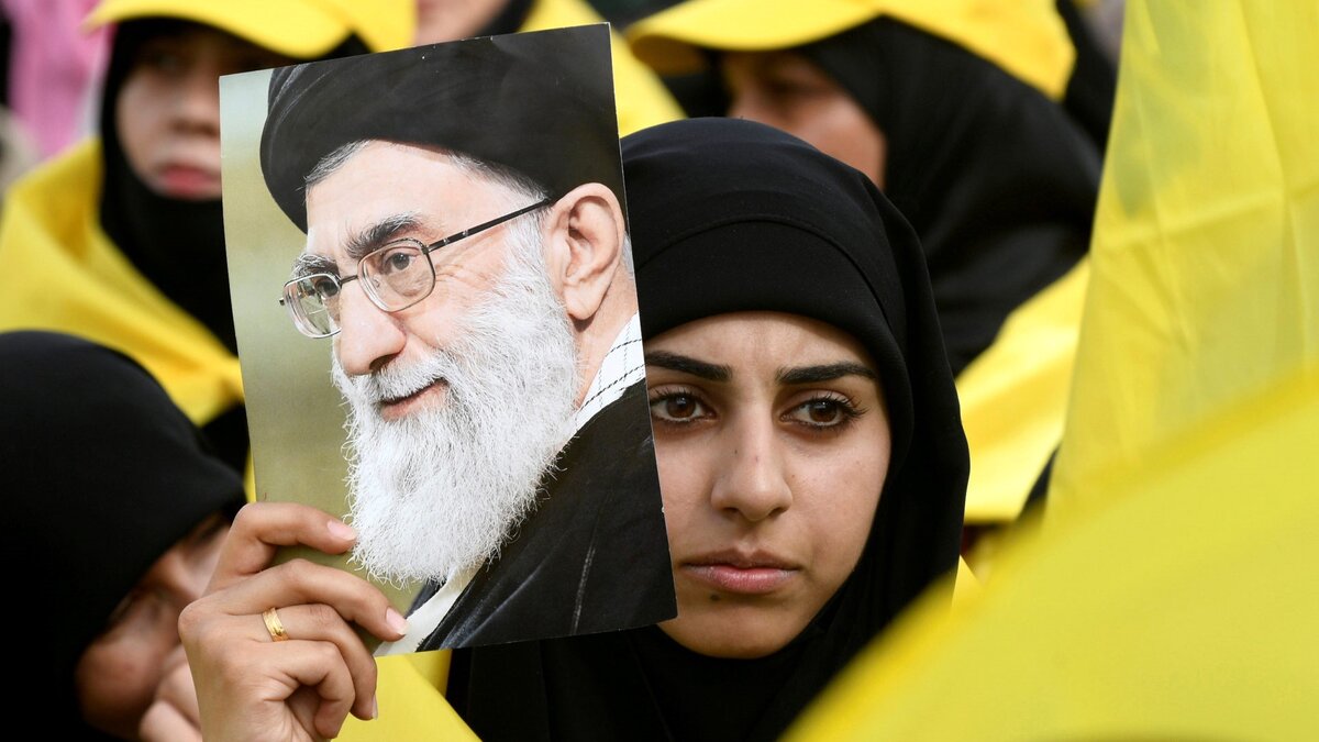 Ливанская девушка держит портрет иранского лидера Али Хаменеи