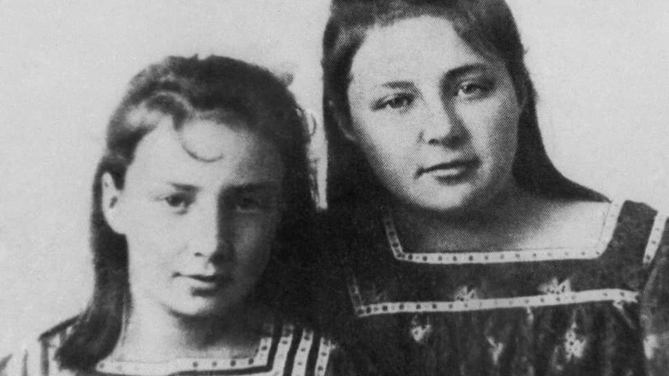    «У Марины Цветаевой есть сестра Анастасия… Она большая умница. Она сама писательница, только прозу пишет… Теперь она ударилась в набожность и смотрит как на грех, даже на поэтическое творчество Марины… Она с большим треском и красноречьем возражала мне на самые скромные мои утвержденья» (из письма Бориса Пастернака к жене Евгении, 1924 год)    
В браке Цветаевых родилось двое детей: Марина росла вместе с младшей сестрой Анастасией (на фото слева), которая была двумя годами младше ее. Девочки получили домашнее начальное образование, а затем учились в частной женской гимназии. С 1910-х годов пути сестер почти разошлись, в последний раз они увиделись в 1927 году во Франции. Анастасия также занималась литературой, писала прозу («Королевские размышления», «Голодная эпопея»). Она намного пережила сестру и умерла в 1993 году ТАСС