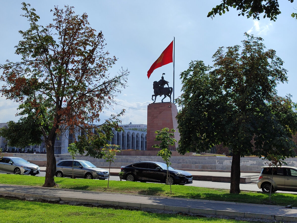 Памятник Манасу в Бишкеке