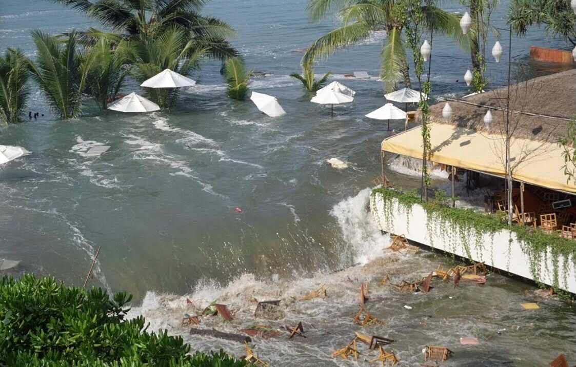 Hello everyone, today I would like to talk about a natural disaster like a tsunami.                                               And would like to talk about 2 events that happened due to Tsunami.                                                                                                Tsunami are waves that can destroy buildings and kill people.            