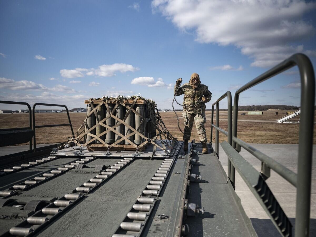    Погрузка военной помощи для Украины на авиабазе Довер, США© Фото : U.S. Air Force / Staff Sgt. Marco Gomez