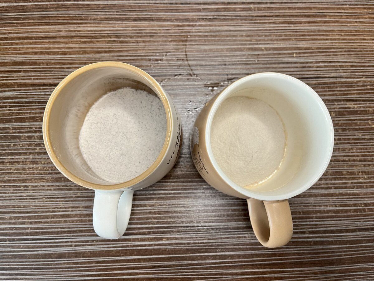 Высыпаем содержимое пакетиков чая в кружки