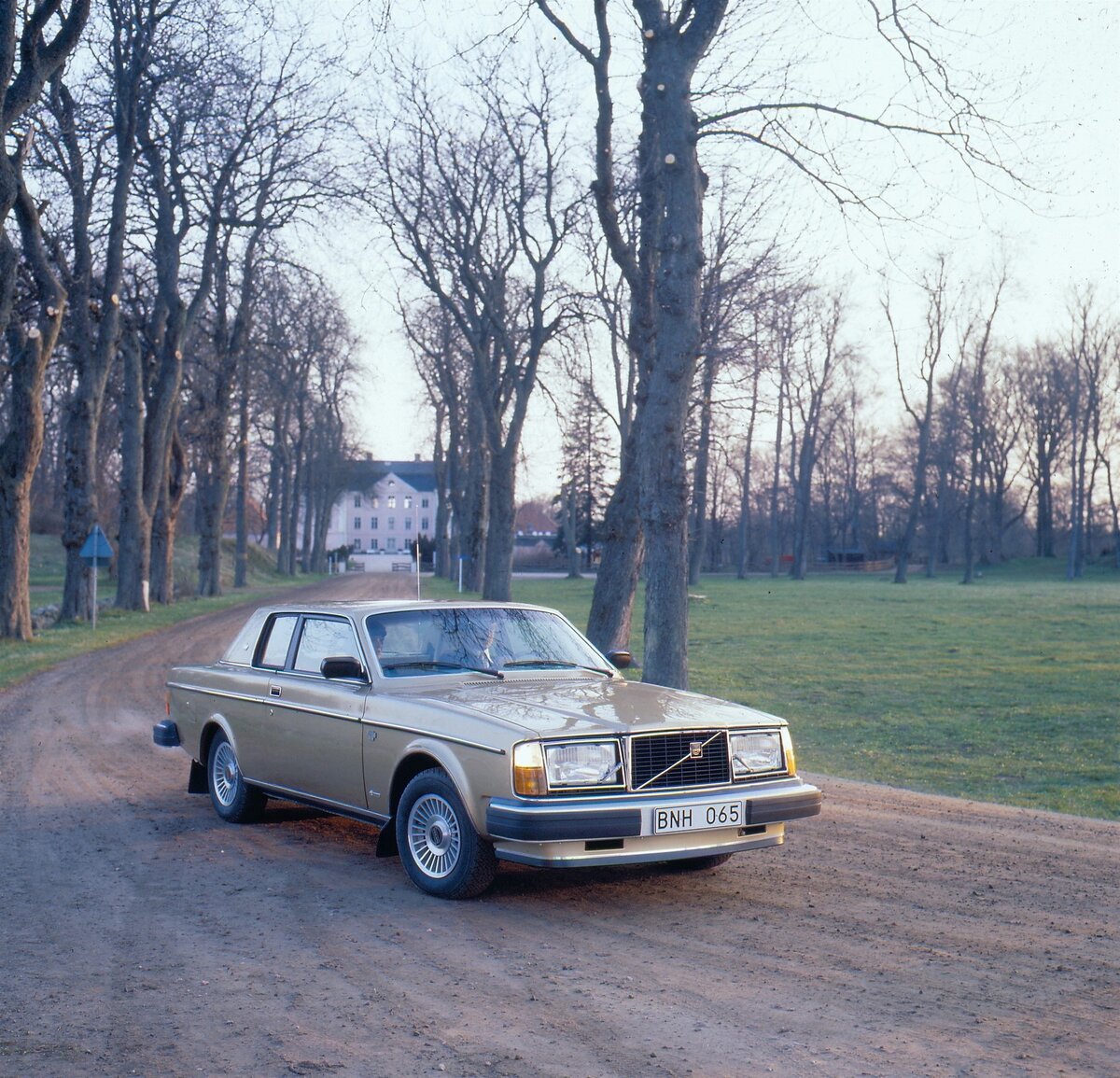 Редчайший Volvo 262C – разработан в Швеции, построен в Италии |  Автомобильный мир | Дзен