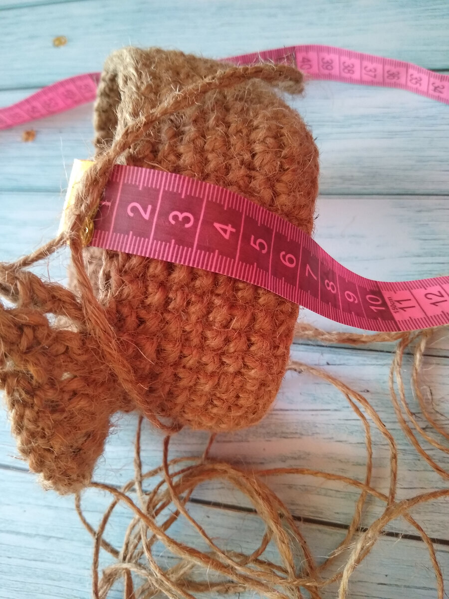 Начало вязания жесткого конуса из джута для елочки.