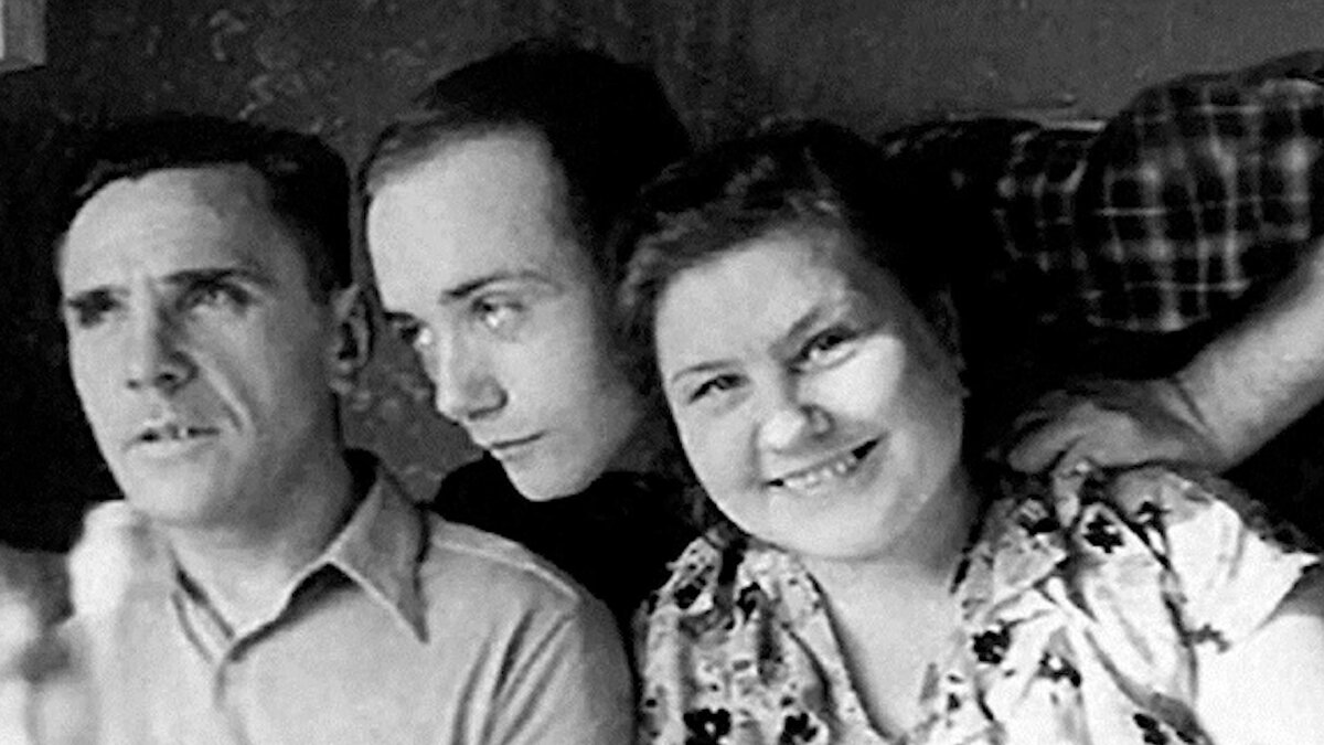    Фото: Леонид Куравлев с родителями/соцсети