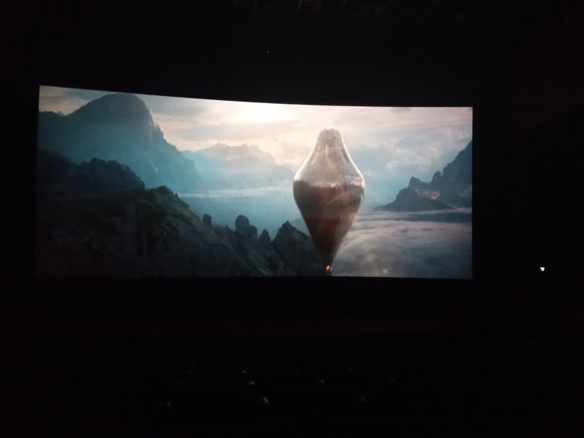 Сделала фото в кинотеатре.