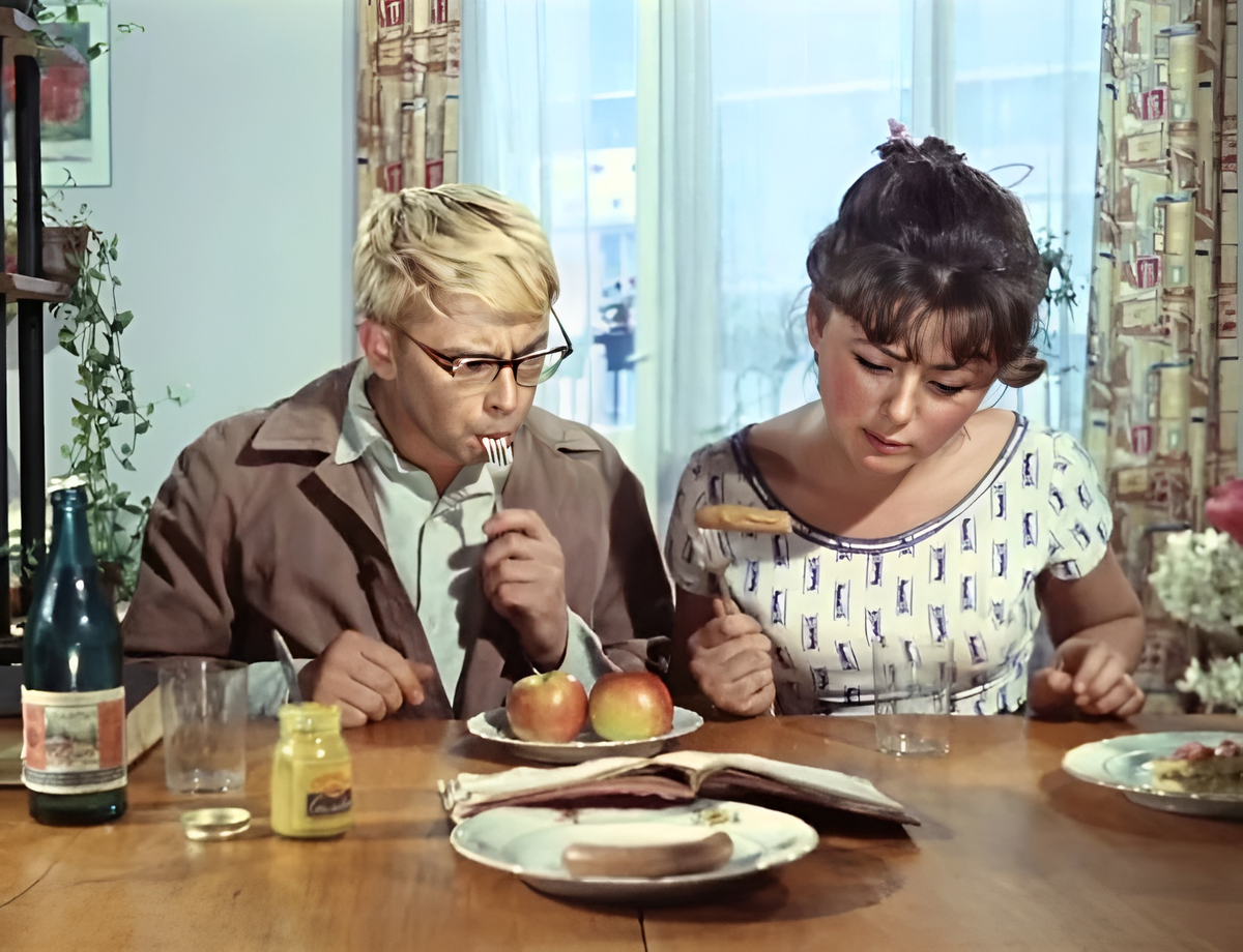 Встреча прошлого и настоящего. Без старого не будет нового. Советское застолье. Джентльмены удачи новогодние кадры. Без старого не будет нового.