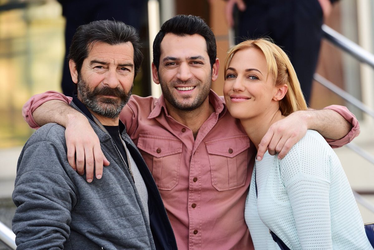 Угур Полат, Мурат Йылдырым, Мерьем Узерли в сериале "Королева ночи" (источник: kinorium.com)