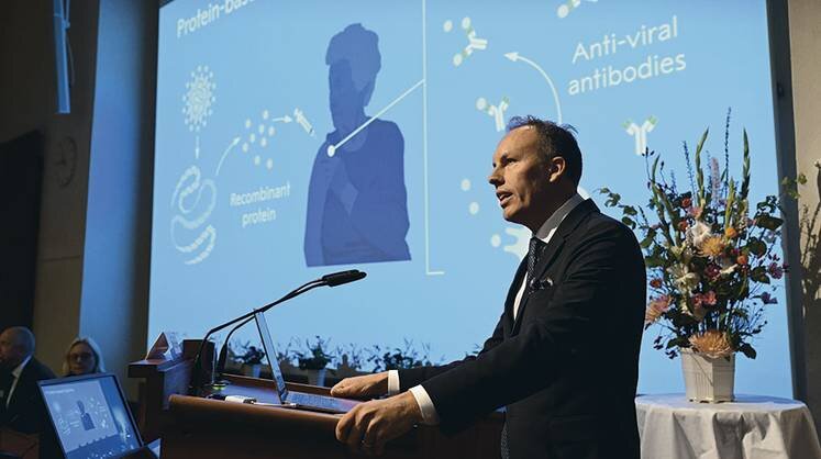    JESSICA GOW/TT NEWS AGENCY VIA AP Член Нобелевского комитета Ричард Сандберг объявил лауреатами Нобелевской премии по физиологии и медицине 2023 года венгерского биохимика Каталин Карико и американского иммунолога Дрю Вайсмана