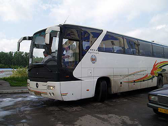 Автобус для перевозки гостей готов ехать в аэропорт