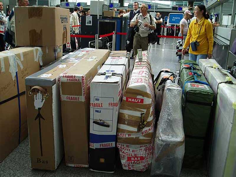 Тандемы, упакованные в коробки в зоне регистрации аэропорта Франкфурт