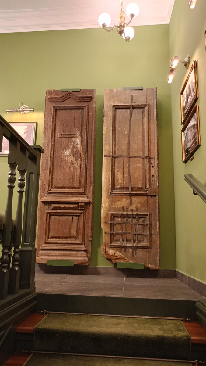 Вот они - входные двери дома Вахтангова. Это настоящая реликвия. Они помнят тепло рук Жени Вахтангова. Сердце замирает, когда с ними рядом стоишь.. Честно скажу, что не трогала руками, но взглядом просто "облизала"