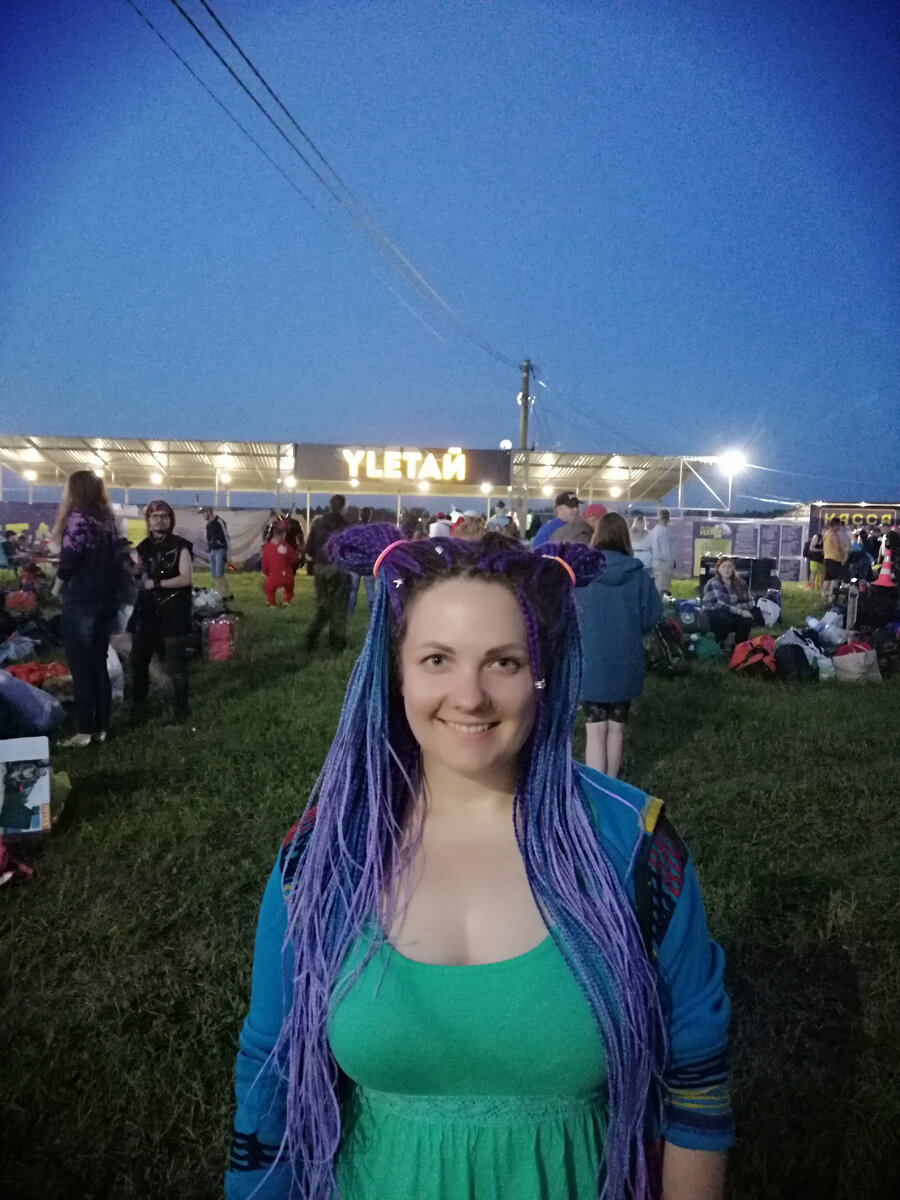 Вечер первого дня. Народ все прибывает