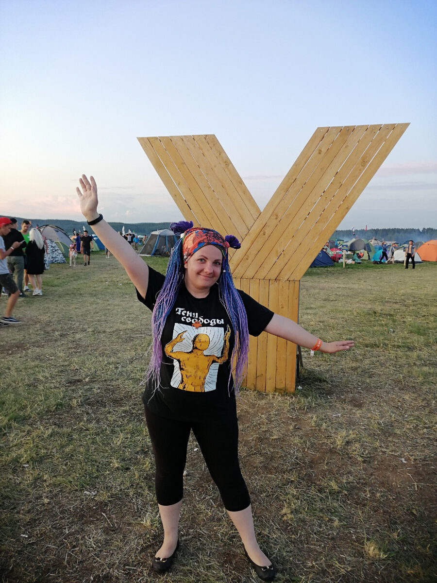 Опять я на фоне деревянной "Y" в мерчовой футболке "Теней свободы"