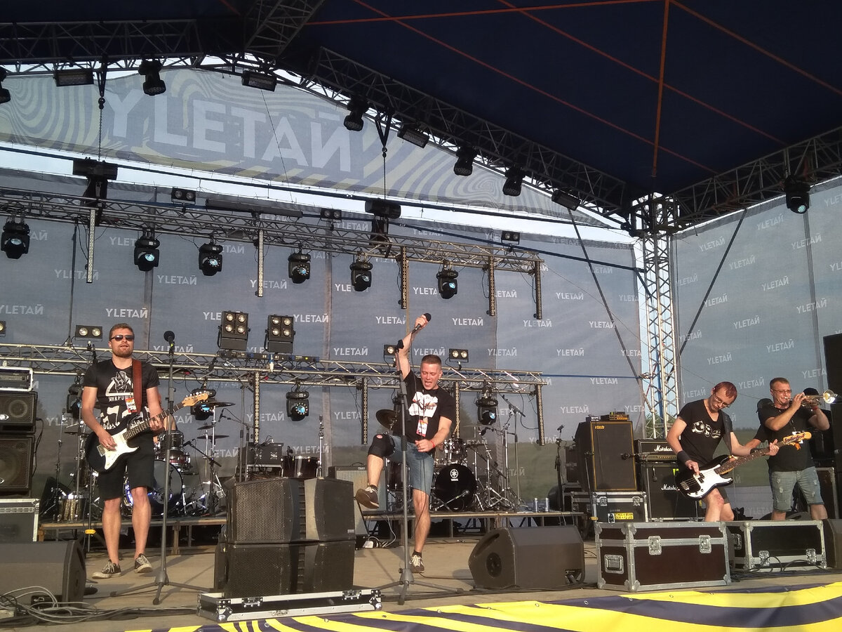 "Включай микрофон!" - моя любимая группа)