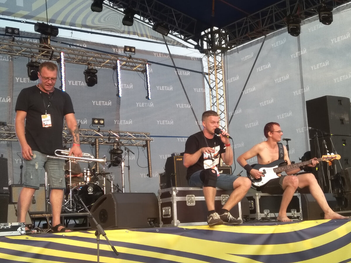 "Включай микрофон!" поют сидя. Значит, это "Поэты, артисты"