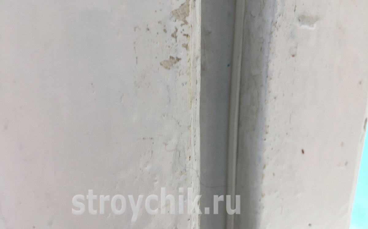 Уплотнитель плотно придавлен без образования щелей