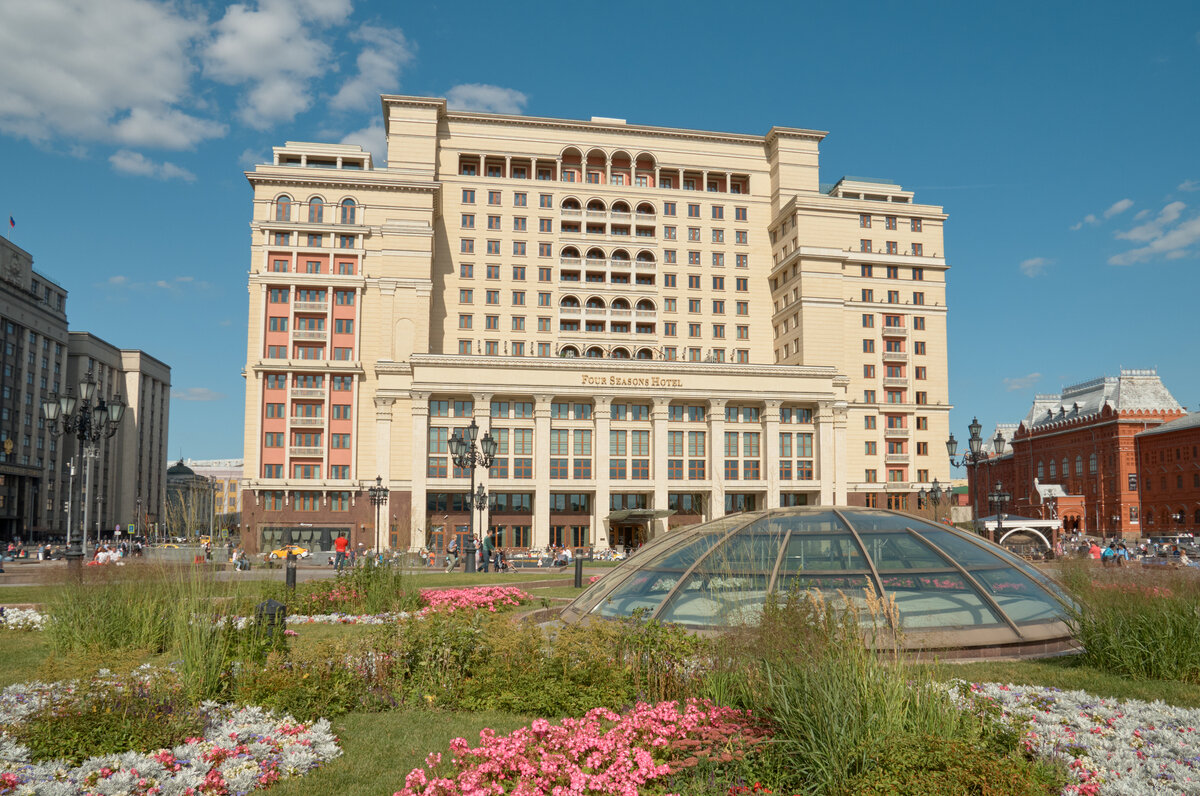 Отели рядом с кремлем москва. Отель около кремля москва. Гостиница у кремля москва. Гостиница москва 2004. Пятизвездочные отели москвы.