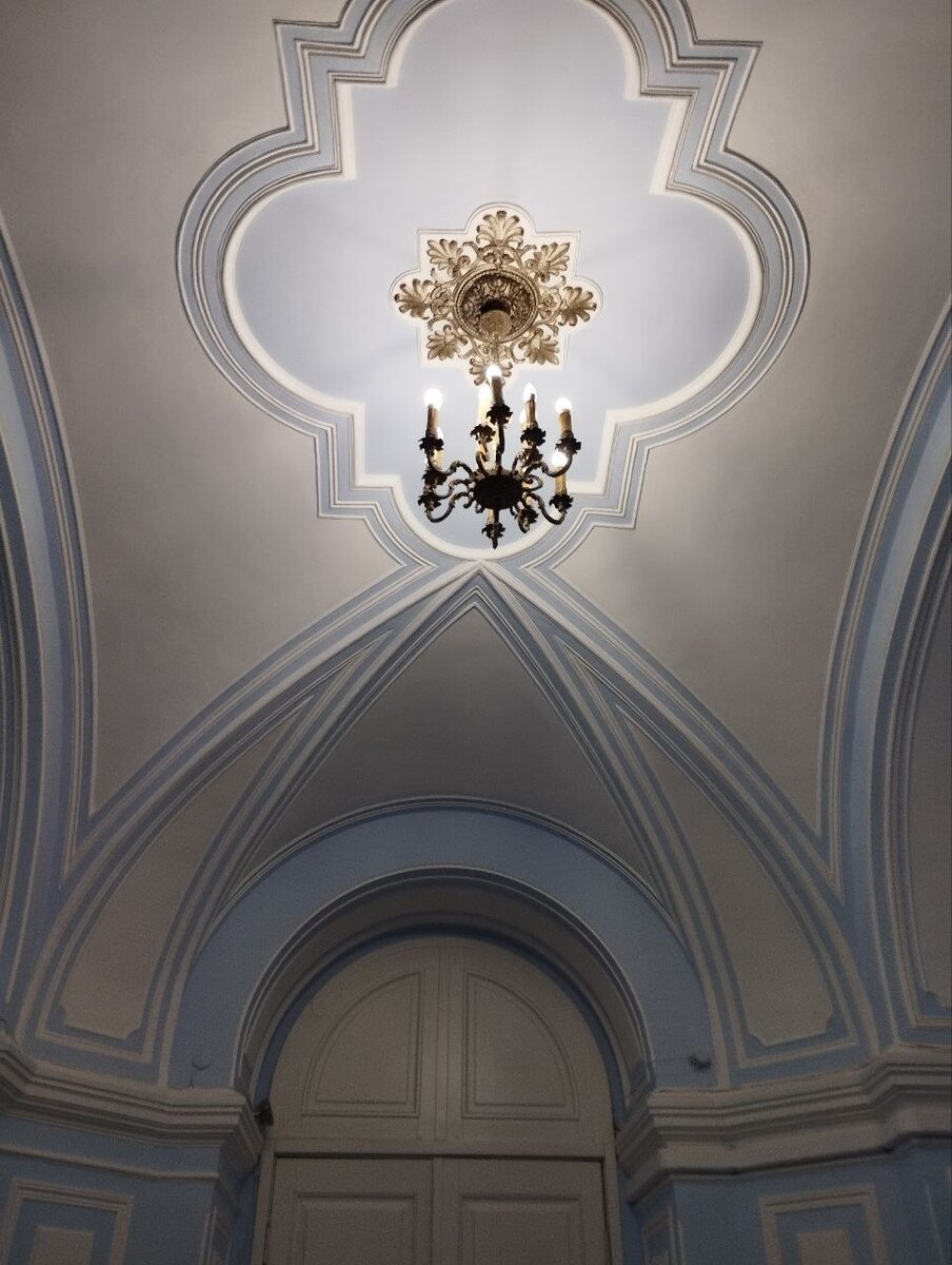 Поражает, как сохранилась лепнина!