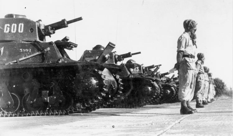 Hotchkiss H39 из состава 8-й бригады, предположительно на аэродроме Лод. На машине N°600, стоящей на переднем плане, имеется немецкий командирский купол, что свидетельствует о том, что она использовалась немецкими войсками после захвата в 1940 году