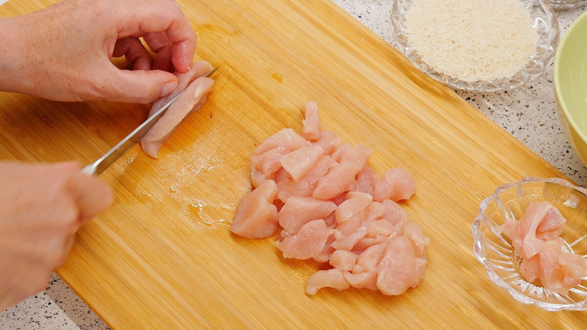 Одно куриное филе нарезаем на кусочки для обжаривания. Солим и перчим. 

