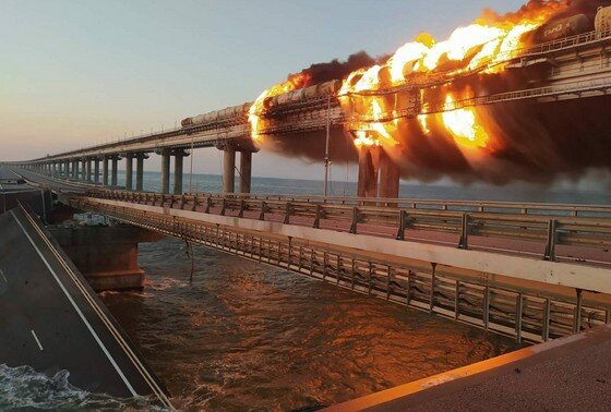    Пожар на Крымском мосту, на автомобильной части которого со стороны Таманского полуострова произошел подрыв грузового автомобиля, повлекший за собой возгорание семи топливных цистерн железнодорожного состава