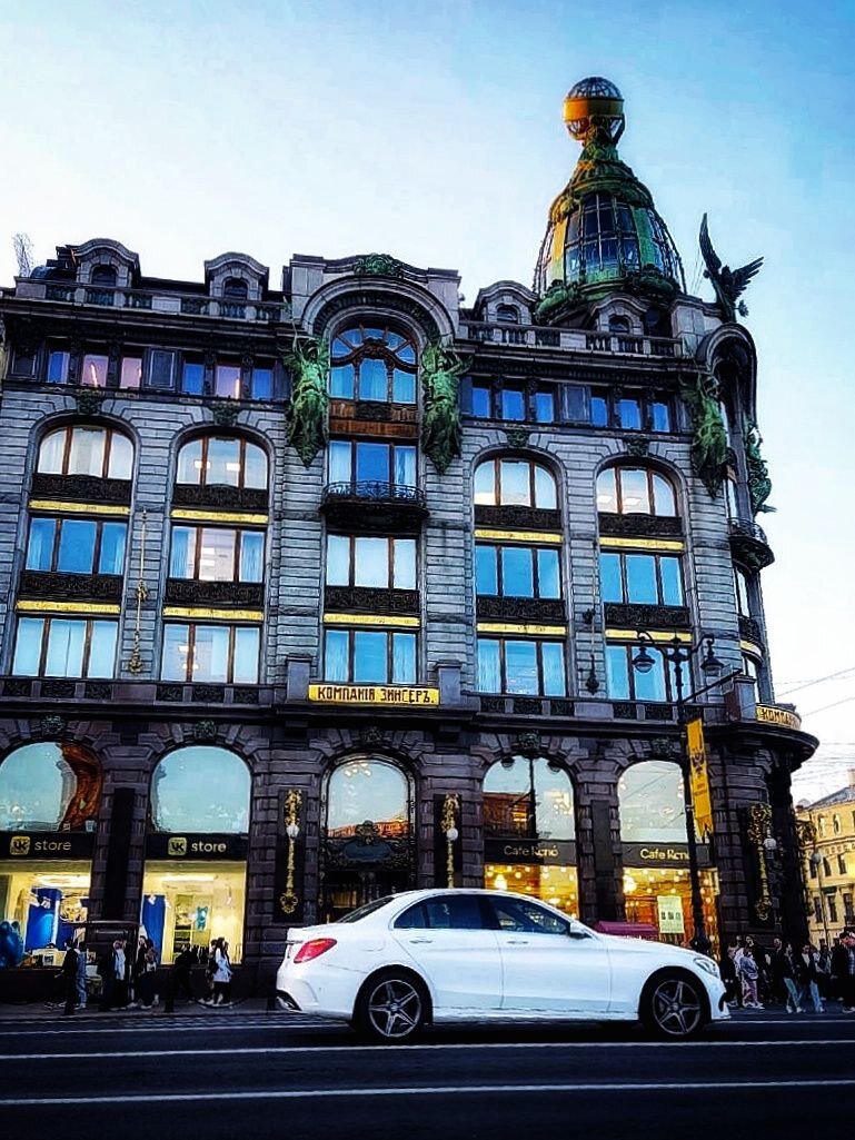 Спойлерю про историю о Дурове фоткой бокового фасада Дома Книги, где расположен VK store