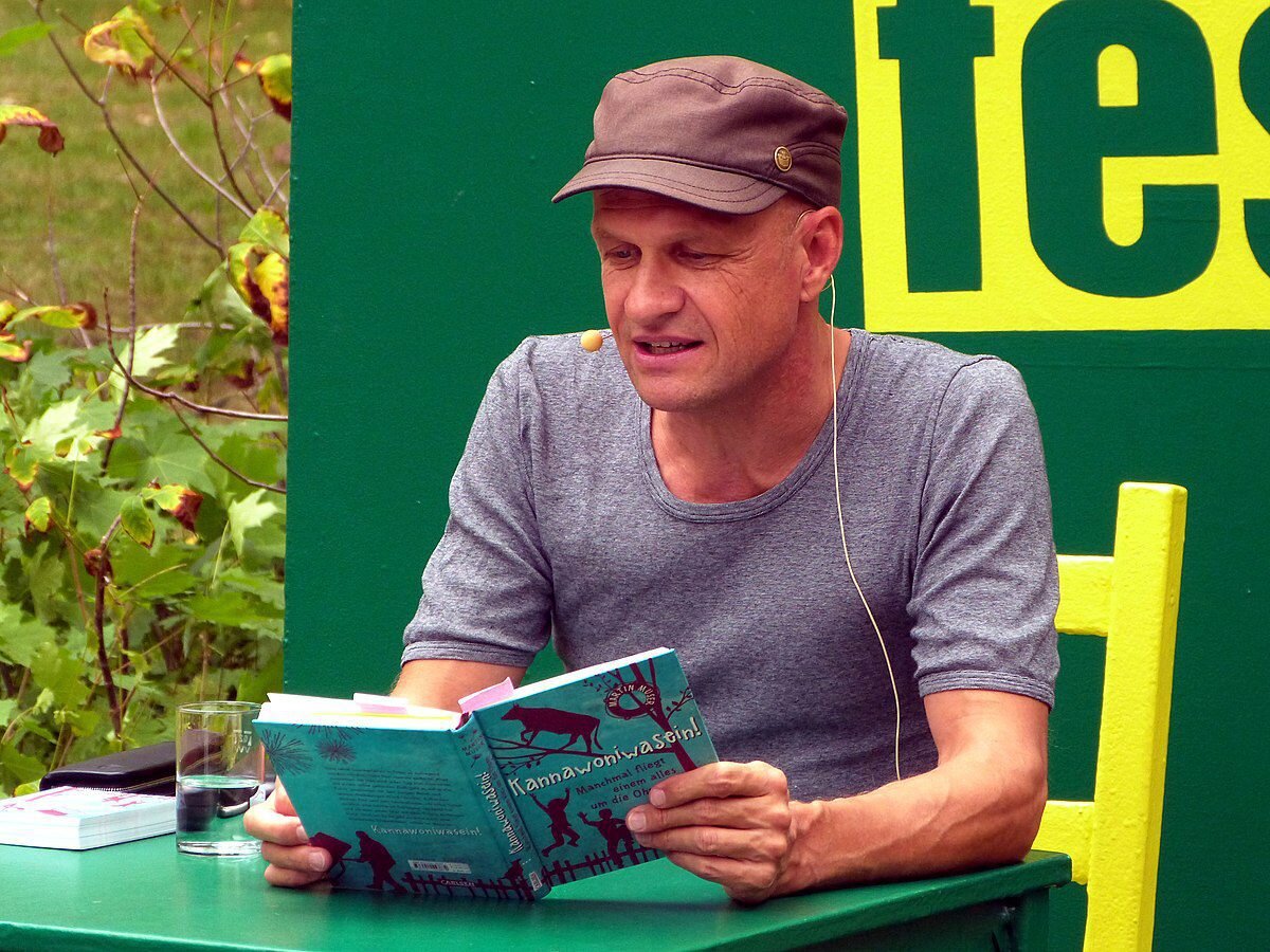 Мартин Музер читает вслух