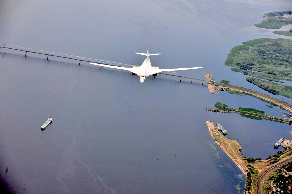 Дроны над энгельсом сегодня. Ту 160 Энгельс. Ту-160 над Волгой. Белый лебедь самолет Энгельс. Белый лебедь самолет ту 160.