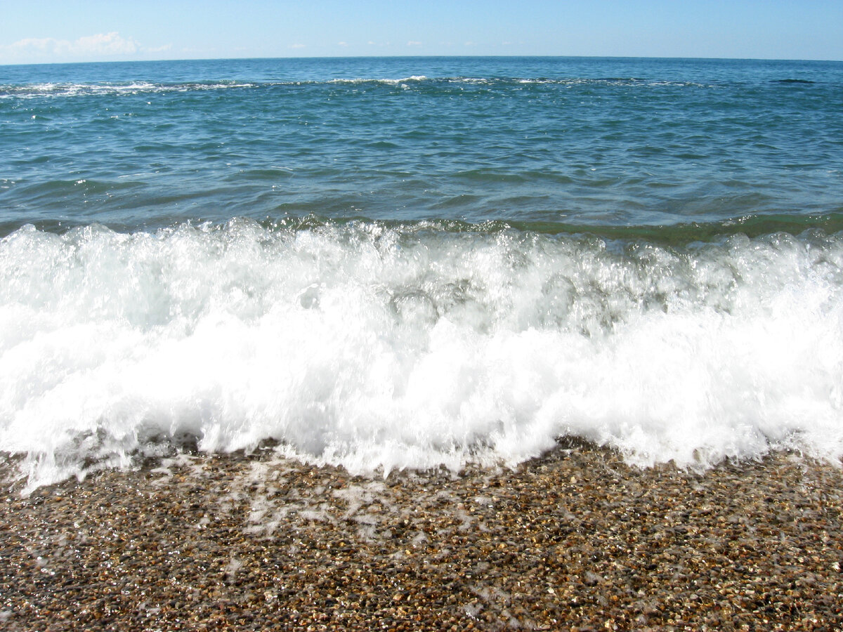 Черное море Абхазии осенью