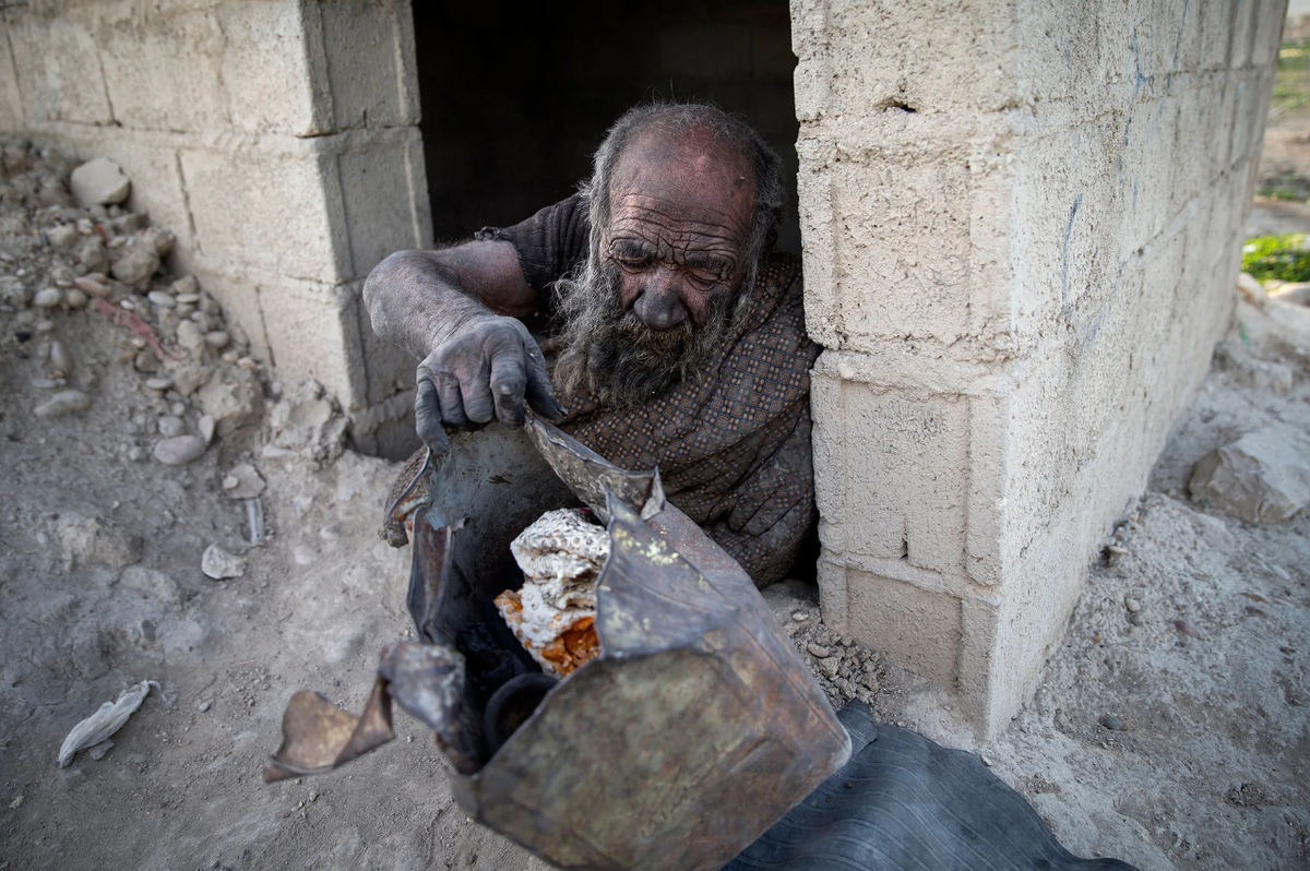 Умер самый старый в мире. Аму Хаджи, который не мылся 60 лет. Самый грязный человек в мире Аму Хаджи. Аму Хаджи человек который не мылся.
