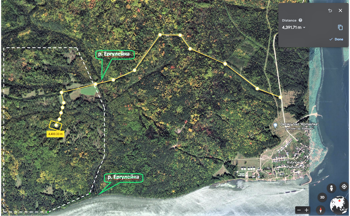 Фотография № 1. Космокарта местности у поселка Рыбное в 2020-х годах.                                                 В правой нижней части виден поселок Рыбное: виден рыбинский утёс; чуть выше по кадру видна правая пристань паромной переправы «Рыбное – Денисово» на р. Ангара.                                                                      Желтым цветом с кружками прорисована дорога на пасеку участка Бельск подхоза «Решающий». Пунктирной линией белого цвета обрисована местность Большие Лужки. В 1970-1980-е годы эта местность представляла собой совокупность больших и маленьких полях, использовавшихся под покосы: подхозные покосы участка Бельск и личные покосы жителей п. Рыбное. Желтым прямоугольником на территории Больших Лужков обозначена бывшая большая поляна пасеки.