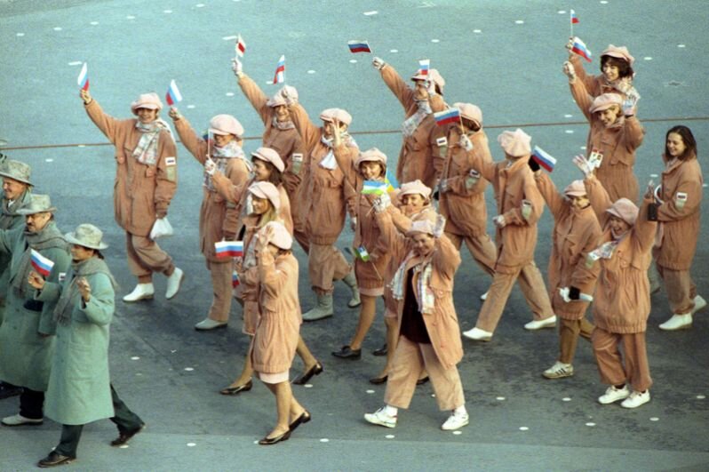 16 Олимпийские игры в 92-ом. Объединенная команда на церемонии открытия.